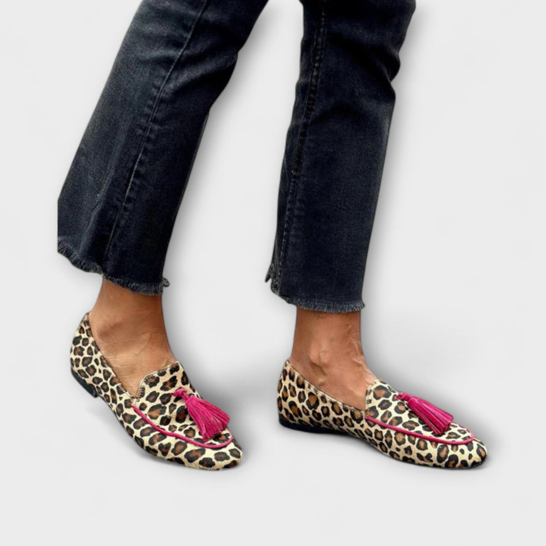 Circe – Leopardo Rašto ir Pompomų Loaferiai
